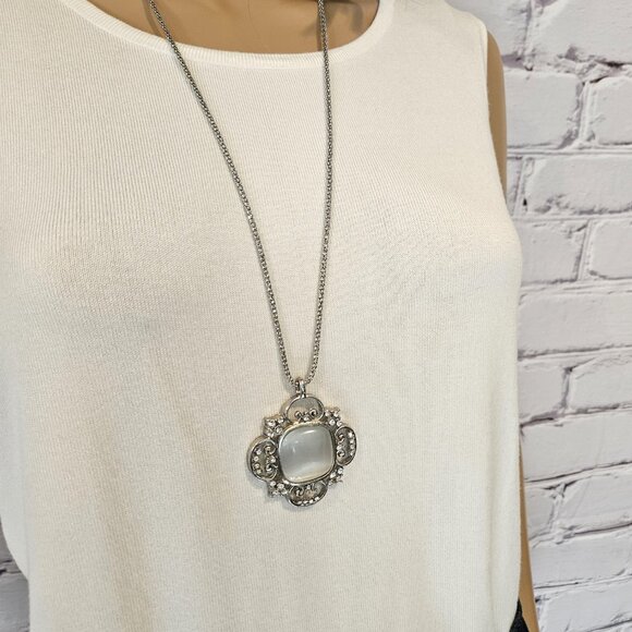 STATEMENT NECKLACE - Long silver jeweled medallion at base - Picture 3 of 5